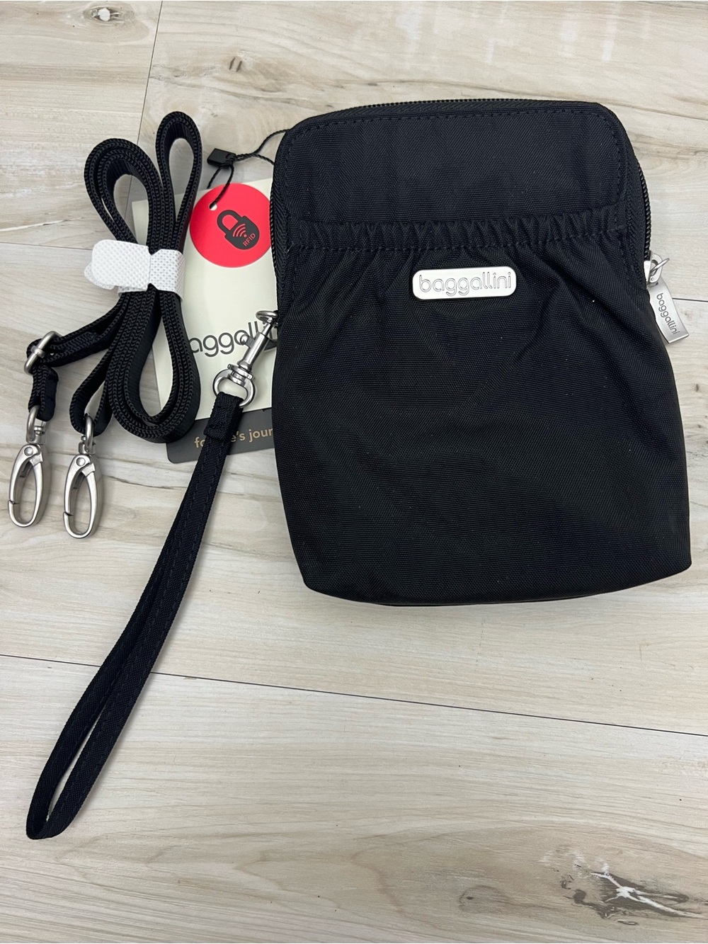 Baggallini NWT Black RFID Crossbody Purse